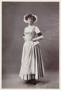 Edwardiansk portrett, kvinne i kjole fra 1700-tallet av John Pardon