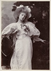 Edwardiansk portrett, kvinne i blonderkjole av John Pardon