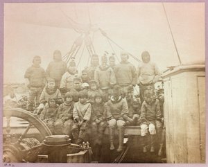Arktisk ekspedisjon (1875–1876) av kaptein George Nares (1831–1915): Gruppe innfødte på «oppdagelse» av Frederick (attr. to) Barnard