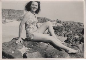 Feriegjester iført den "rynkede" badedrakten, sent på 1940-tallet (s/hvitt-bilde) av Hippolyte Lalaise Devéria