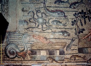 Jonas blir spyttet ut av hvalen, detalj fra et dekorativt fortau som viser kristne bilder og hedenske symboler, ca. 313 e.Kr. (mosaikk)