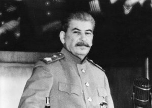 Joseph Stalin under en tale der han stempler Japan som en aggresjonsnasjon, tidlig i 1945. av Frederick (attr. to) Barnard