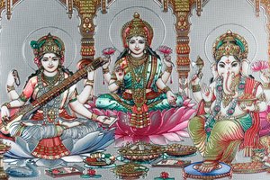 Lakshmi, kona til Vishnu, er gudinnen for velstand, lykke og skjønnhet. Ganesh.