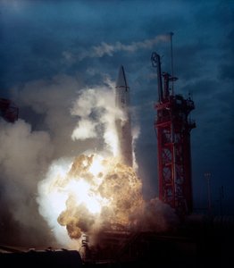 Launch Vehicles, USA Rakett eksploderer på utskytningsrampen, tidlig på 1960-tallet av Frederick (attr. to) Barnard