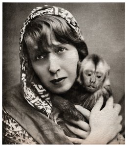 Mistinguett med en liten ape av . .