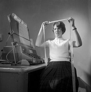 Modell 803-datamaskin: kvinnelig ingeniør som jobber med båndretting av Frederick (attr. to) Barnard