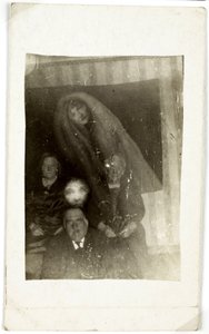 Paranormalt fenomen: portrett av tre gamle mennesker, ånden til en kvinne som dukker opp bak dem, ca 1920 Fotografi av William Hope (1863-1933) av Frederick (attr. to) Barnard