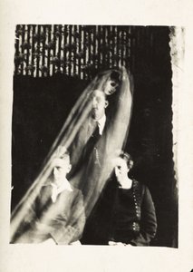 Paranormalt fenomen: portrett av en kvinne og to menn, og ånden til en kvinne som dukker opp bak dem, ca 1920 Fotografi av William Hope (1863-1933) av Frederick (attr. to) Barnard