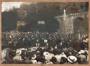 Pilermage de Lourdes. 1910 (s/hvitt-bilde) av . .