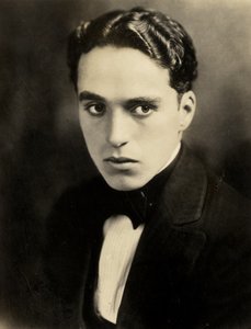 Portrett av Charlie Chaplin, ca. 1918 (sepia-bilde)