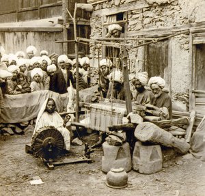 Spinning og veving av ullsjal, Srinagar, Kashmir, India ca. 1901 (bilde) av Frederick (attr. to) Barnard