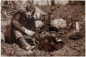 Tramp gjengir klærne hans. 1929 (trykk) av . .
