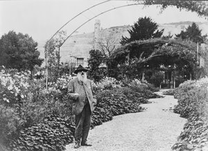 Claude Monet (1840-1926) i hagen hans i Giverny, 1925