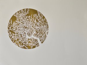 Skjult visdom, 2017, varmstempling av bladrull på papir av angus hampel