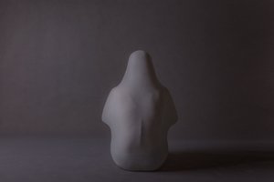 Stille, drapert figur av nargesjabbari