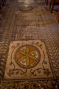 Detalj av gulvdekorasjon (mosaikk) av School Italian