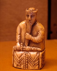 The King Chess Piece i hvalross elfenben. Fra Norge. Sol. 0,087 x 0,033 m. 1100-tallet. Louvre-museet, Paris