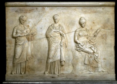 Gresk kunst: representasjon av tre muser. Lavrelieff skåret i marmor av Cephisodote den unge og Timarchos (begge sønner av Praxitele), 330-320 f.Kr., gresk antikvitet. Nasjonalmuseet for arkeologi, Athen (Hellas) av (after) Cephisodotus