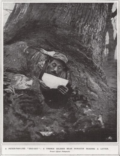 En Peter-Pan-lignende "utgravd", en fransk soldat i nærheten av Monastir som leser et brev (s/hvitt-bilde) av (after) English photographer