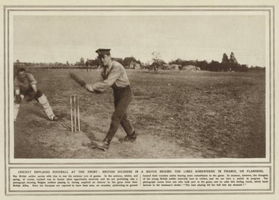 Cricket erstatter fotball ved fronten, britiske soldater i en kamp bak linjene et sted i Frankrike, eller Flandern (s/hv-bilde) av (after) English photographer