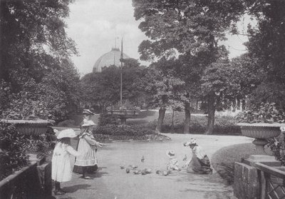 Fôring av duer, Buxton (s/h-bilde) av (after) English photographer