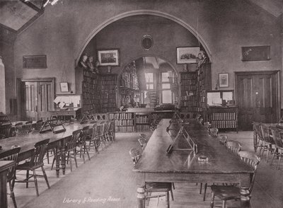 Owen#39;s College, Manchester: Bibliotek og lesesal (s/hvitt-bilde) av (after) English photographer