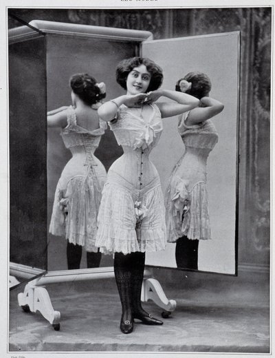 Modell som presenterer Thylda-korsettet, foto Félix - i "" Les Modes", desember 1907. av (after) Felix Studio