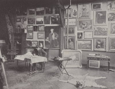 Den franske maleren Alfred Philippe Roll i atelieret hans (s/hv-bilde) av (after) French Photographer