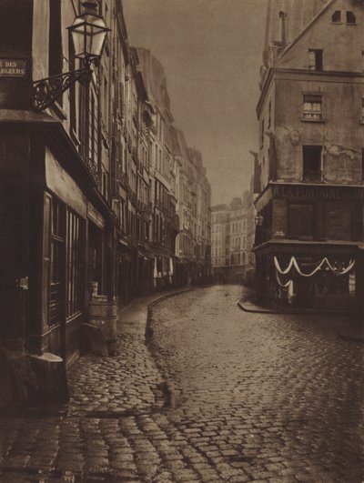Rue Saint-Honore, tatt fra krysset mellom Rue de la Lingerie og Rue des Dechargeurs (s/hvitt bilde) av (after) French Photographer