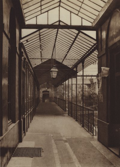 Den gamle passasjen av Operaen i rue Le Peletier (s/hvitt bilde) av (after) French Photographer