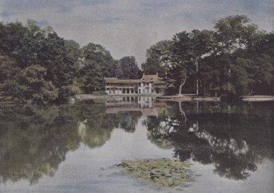Petit Trianon, utsikt over Hamlet og innsjøen (farget bilde) av (after) French Photographer