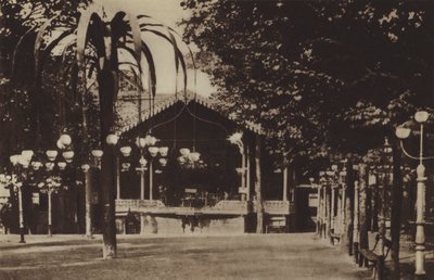 Bal Mabille bandstand (s/hvitt bilde) av (after) French Photographer