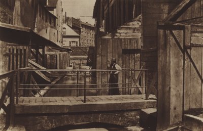 Bredden av Bievre på bunnen av rue des Gobelins (s/hvitt-bilde) av (after) French Photographer