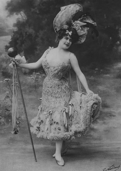 Marcelle Irven (s/hvitt bilde) av (after) French Photographer
