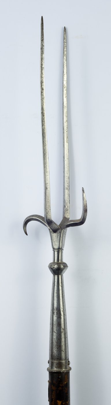 Military Fork, ca. 1600 (jern med restaurert tre) av (attr.to) Italian School