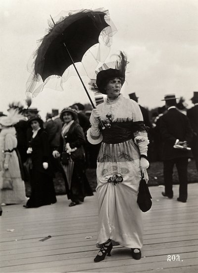 Mote på løpene: en kvinnelig tilskuer på Journée des drags, Auteuil, Frankrike (gelatinsølvtrykk) av A. Calavas