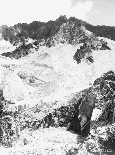 Et marmorbrudd i Apuan-alpene, i Toscana (s/hvitt-bilde) av A. Corsini