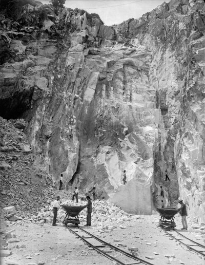 Gravemaskiner på jobb ved et marmorbrudd i Apuan-alpene, i Toscana (s/hvitt-bilde) av A. Corsini