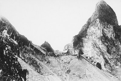 Marmorbrudd i Apuan-alpene, Toscana (s/hvitt-bilde) av A. Corsini