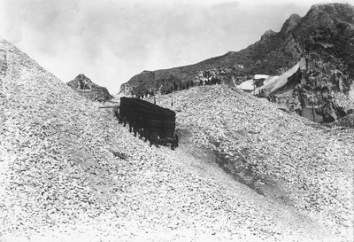 Transport av en enorm konvoi som inneholder marmor, langs en vei nær et steinbrudd i Apuan-alpene, Toscana (s/hv-bilde) av A. Corsini