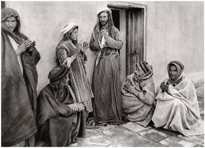 En mulla som lærer en bønn til en ung mann, Irak, 1925. av A. Kerim