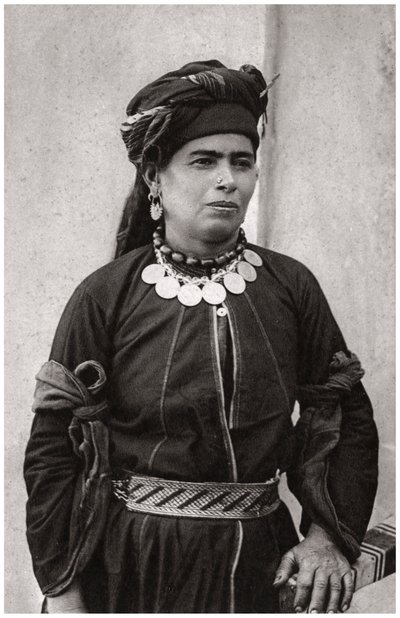 Kurdisk dame i sitt beste kostyme, Irak, 1925 av A. Kerim