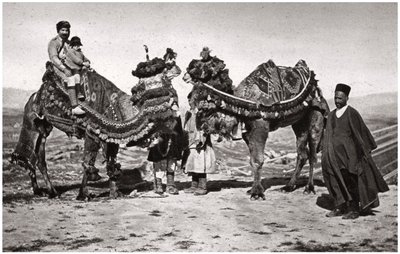 Pilegrimer med kamelene sine på vei til Karbala, Irak, 1925 av A. Kerim