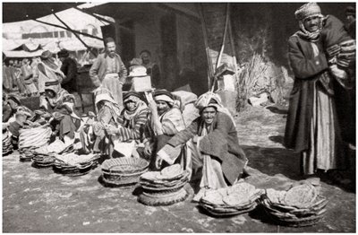 Suq El Khubur, et innfødt brødmarked, Bagdad, Irak, 1925. av A. Kerim