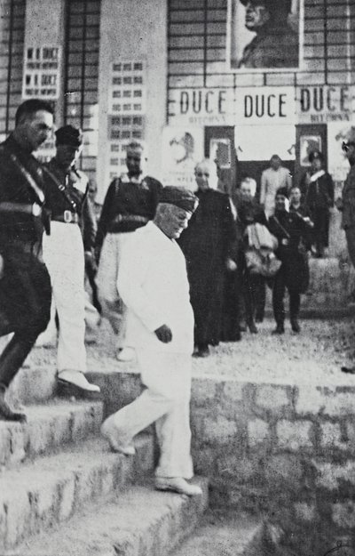 Album "Duce": Benito Mussolini under et offisielt besøk på Sicilia (s/hv-bilde) av A. Scarlata