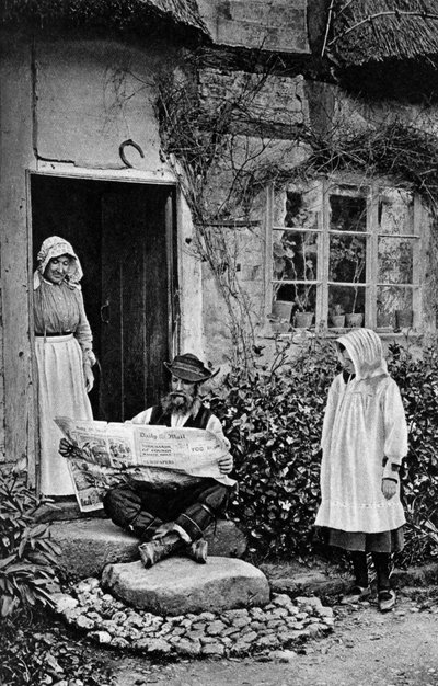 En mann som leser The Daily Mail, Shropshire, c1922 av A. W. Cutler