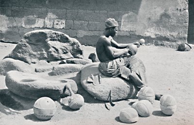En Yoruba-mann som graverer leireskåler og vannkrukker, Lagos innland, Sør-Nigeria, 1912 av A. W. Gelston