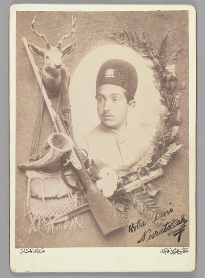 Offisielt kongelig portrett av prins Nosratollah, 1899 (foto i sølvalbum) av Abdullah Qajar