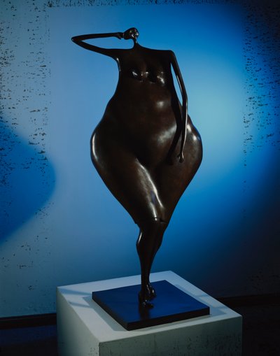 Venter i positur (bronse med brun patina) av Abigail Varela