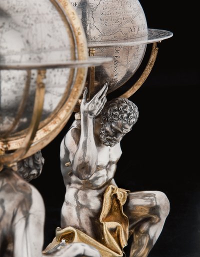 To eksepsjonelle jord- og himmelkloder, støttet av Hercules og Atlas, Augsburg av Abraham Drentwett